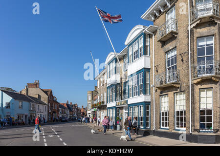 High Street, Southwold, Suffolk, England. Das Swan Hotel unter der Flagge. Stockfoto