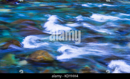 Azurblaue ohanapecosh River in Mt. Rainier National Park, Washington State, USA. lange Belichtung, Fluss. Stockfoto