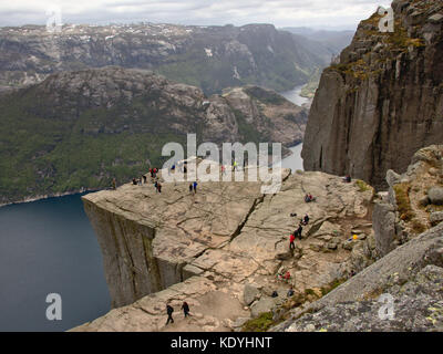 Blick von oben auf die berühmten Kanzel Felsplateau, voll von Wanderungen und die umliegende Fjord- und Berglandschaft in Rogaland, Norwegen Stockfoto