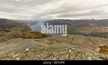 Lysefjorden Fjord und die umliegenden Berge und Felsen, die Aussicht von der berühmten Preikestolen, Rogaland, ryfylke, Norwegen Stockfoto