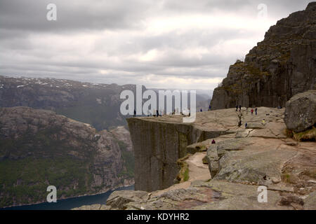 Blick von der berühmten Kanzel Felsplateau, voller Wanderungen und umliegenden Fjord- und Berglandschaft an einem bewölkten Tag in Rogaland, Norwegen Stockfoto