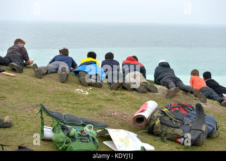 Touristen ihre Leben riskieren für selfies auf die bröckelnden Kreidefelsen am Birling Gap, in der Nähe der berühmten Sieben Schwestern, East Sussex. Stockfoto