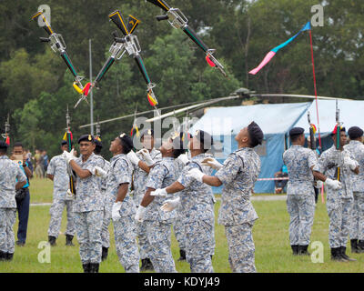 Das Royal Malaysian Navy Team von Lumut Base wirft und fängt ihre Gewehre mit Bajonetten während einer Silent Drill Ausstellung in Malaysia. Stockfoto