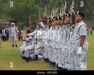 Silent Drill Ausstellung des Royal Malaysian Navy Teams von Lumut Base in Malaysia. Stockfoto