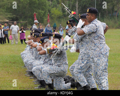 Silent Drill Ausstellung des Royal Malaysian Navy Teams von Lumut Base in Malaysia. Stockfoto