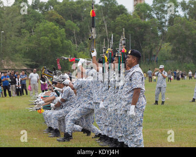 Silent Drill Ausstellung des Royal Malaysian Navy Teams von Lumut Base in Malaysia. Stockfoto