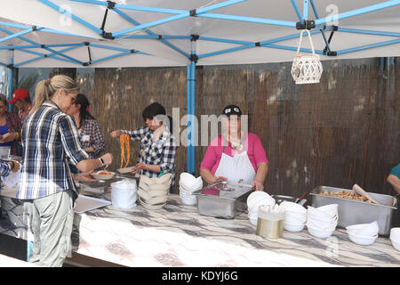 MANZIANA, Latium, Italien - Oktober 14, 2017: Frauen im Land Küche im Freien, die Zubereitung von Speisen am Kastanienfest zu dienen. Stockfoto