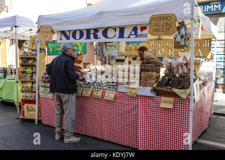 MANZIANA, Latium, Italien - Oktober 14, 2017: berühmte italienische Norcia Produkte in street Stall am beliebtesten und erwartete lokale Veranstaltungen, die Kastanie f Stockfoto