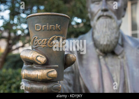 Welt der Coca-cola (Atlanta, Ga) Statue von John Pemberton, der Apotheker, der Erfinder von Coca-cola und der Gründer der Coca-cola Company. Stockfoto