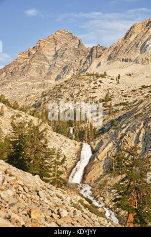 Wasserfall auf der Pine Creek und Pfefferminze Berg in den Sierra Nevada Bergen in Kalifornien Stockfoto