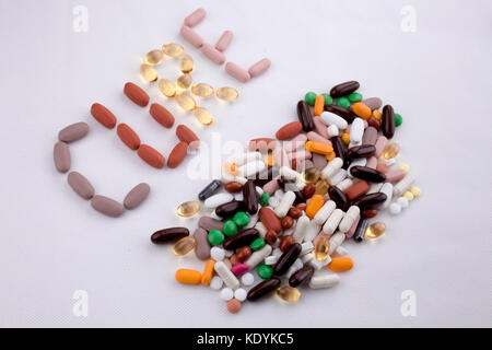 Konzeptionelle Hand schreiben Bildunterschrift inspiration Medical Care Health Concept mit Pillen Drogen geschrieben Kapsel Wort Heilung auf weißem Hintergrund isoliert w Stockfoto