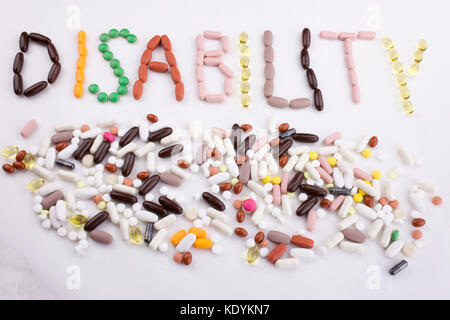 Konzeptionelle Hand schreiben Bildunterschrift inspiration Medical Care Health Concept mit Pillen Drogen geschrieben Kapsel Wort Behinderung auf Weiß isoliert backgr Stockfoto
