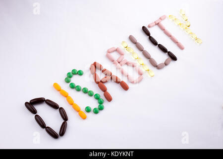 Konzeptionelle Hand schreiben Bildunterschrift inspiration Medical Care Health Concept mit Pillen Drogen geschrieben Kapsel Wort Behinderung auf Weiß isoliert backgr Stockfoto