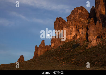 Mond in den Superstition Mountains Stockfoto