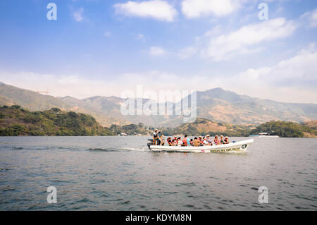 Tuxtla Gutierrez, Mexiko - 20. Dezember 2014: Motorboot führt Touristen auf eine Fahrt durch die Schluchten del sumidero in Chiapas in der Nähe von Tuxtla Gutierrez, Stockfoto
