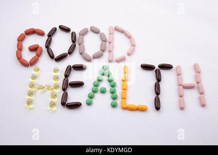 Konzeptionelle Hand schreiben Bildunterschrift inspiration Medical Care Health Concept mit Pillen Drogen geschrieben Kapsel Wort GVO-Saison auf Weiß isoliert backgr Stockfoto