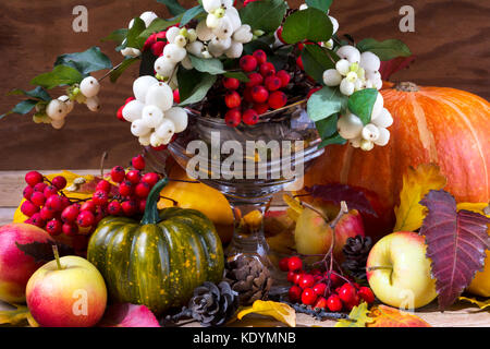Thanksgiving oder Hintergrund mit snowberry und Rowan Anordnung, orange und grün, Kürbis, Äpfel fallen, Kegel Stockfoto
