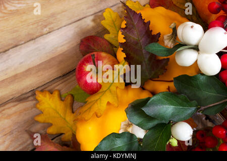 Thanksgiving oder Hintergrund mit snowberry, Äpfel und gelben Squash fallen Stockfoto