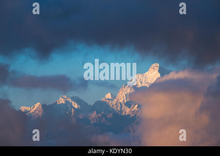 Dramatische Landschaft kangchenjunga Berg mit bunten aus Sonnenlicht in sandakphu, nördlich von Indien Stockfoto