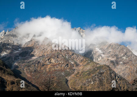 Snow Mountain und Cloud Landschaft Blick auf lachung, klares Wetter, blauen Himmel Tag Zeit, Sikkim, Indien Stockfoto