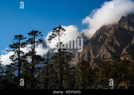 Snow Mountain und Cloud Landschaft Blick auf lachung, klares Wetter, blauen Himmel Tag Zeit, Sikkim, Indien Stockfoto