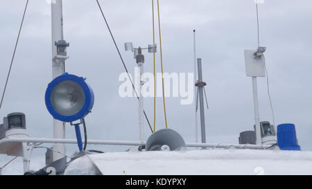 Hausgemachte Windfahne, eine Vorrichtung zur Bestimmung der Windrichtung auf dem Schiff. Die Spitze eines Segelschiffes steht vor einem blauen Himmel Stockfoto