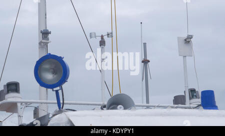 Hausgemachte Windfahne, eine Vorrichtung zur Bestimmung der Windrichtung auf dem Schiff. Die Spitze eines Segelschiffes steht vor einem blauen Himmel Stockfoto