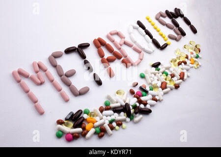 Konzeptionelle Hand Schreiben Textunterschrift Inspiration medizinische Versorgung Gesundheit Konzept geschrieben mit Pillen Drogen Kapsel Wort STOFFWECHSEL auf weiß isoliert Backgr Stockfoto