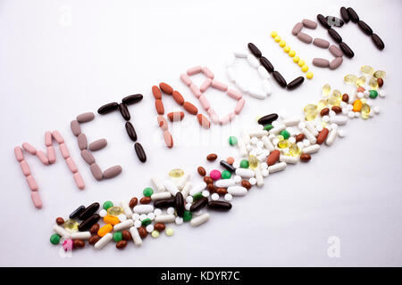 Konzeptionelle Hand Schreiben Textunterschrift Inspiration medizinische Versorgung Gesundheit Konzept geschrieben mit Pillen Drogen Kapsel Wort STOFFWECHSEL auf weiß isoliert Backgr Stockfoto