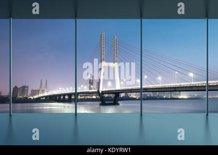 Einen Blick aus der Vogelperspektive auf die Stadt bei Nacht außerhalb des Fensters Stockfoto