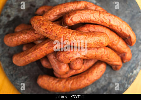 Große Stapel von köstlich Geräuchertes handgefertigten schwedischen isterband Würstchen mit Naturdarm. Stockfoto