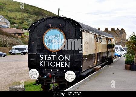 Die wurst und Birne Restaurant Die station Küche West Bay Bridport Dorset England UK Stockfoto