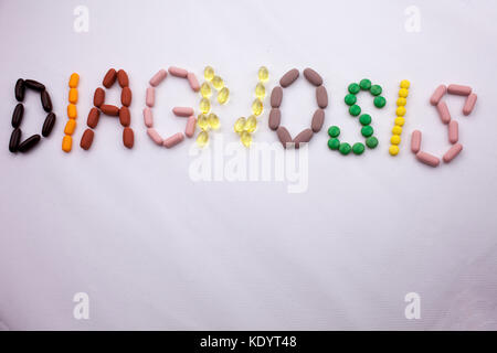 Konzeptionelle Hand schreiben Bildunterschrift inspiration Medical Care Health Concept mit Pillen Drogen geschrieben Kapsel Wort Diagnose auf Weiß isoliert backgro Stockfoto