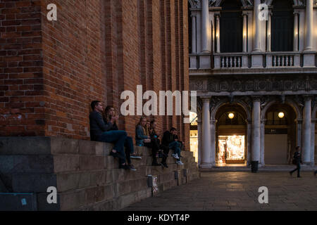 Venedig, Italien - 6. Oktober 2017: Leute sitzen auf der Piazza San Marco, Abend Stockfoto