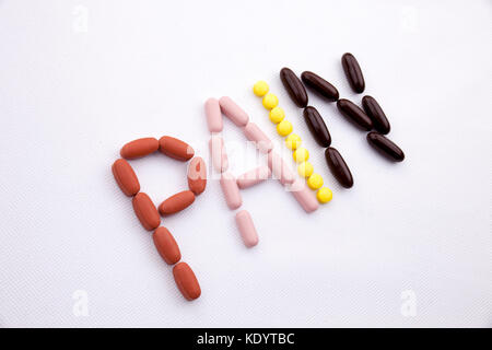 Konzeptionelle Hand schreiben Bildunterschrift inspiration Medical Care Health Concept mit Pillen Drogen geschrieben Kapsel Wort Schmerz Jahreszeit auf weißen isoliert Hinterg Stockfoto