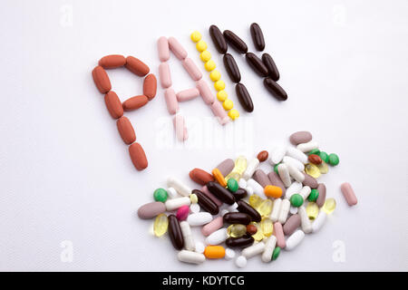 Konzeptionelle Hand schreiben Bildunterschrift inspiration Medical Care Health Concept mit Pillen Drogen geschrieben Kapsel Wort Schmerz Jahreszeit auf weißen isoliert Hinterg Stockfoto