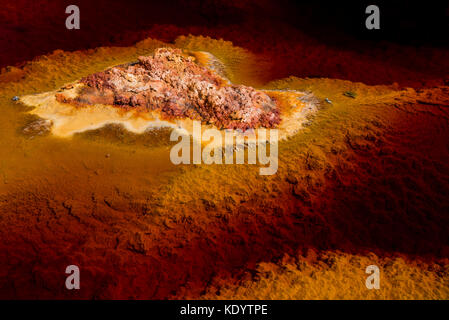 Rio Tinto, den Fluss seit Jahrhunderten für Kupfer, Silber, Gold und anderen Mineralien, Rio Tinto Minen abgebaut wurde, Provinz Huelva, Andalusien, Spanien Stockfoto