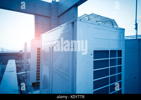 Klimaanlage auf oben auf einem Gebäude montiert. Stockfoto