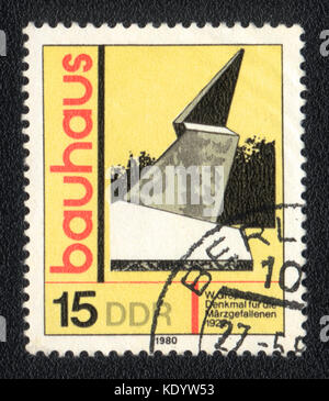 Eine Briefmarke in der ddr zeigt, Bauhaus, circa 1980 gedruckt Stockfoto