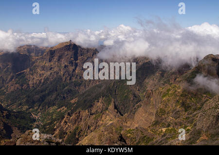 Wanderung auf den höchsten Gipfel der Insel Madeira, mit Blick auf die Wolken und Felsen Stockfoto