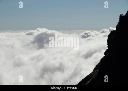 Wanderung auf den höchsten Gipfel der Insel Madeira, mit Blick auf die Wolken und Felsen Stockfoto