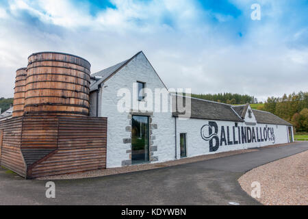 Eingang und Einfahrt ballindalloch Single malt Distillery, Highlands, Schottland, Großbritannien Stockfoto