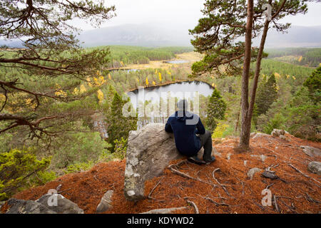 Blick von Farleitter Crag über die wunderschöne Landschaft und Uath Cairngorm Lochan oder Uath Lochans mit Glen Feshie im Mittelgrund, Schottland, Großbritannien Stockfoto