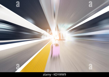 Frankfurt Flughafen Bahnhof mit Unschärfe business Menschen Bewegung in der rush hour Stockfoto