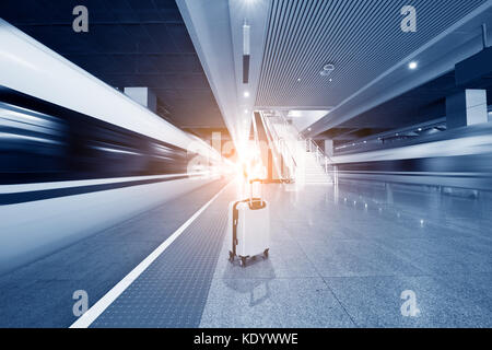 Frankfurt Flughafen Bahnhof mit Unschärfe business Menschen Bewegung in der rush hour Stockfoto