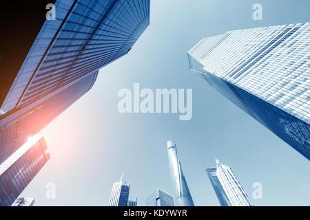 Unterseite Panoramablick und Blick auf Stahl Glas Hochhaus Wolkenkratzer, Business Konzept der erfolgreiche industrielle Architektur Stockfoto