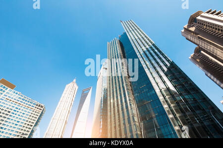 Unterseite Panoramablick und Blick auf Stahl Glas Hochhaus Wolkenkratzer, Business Konzept der erfolgreiche industrielle Architektur Stockfoto