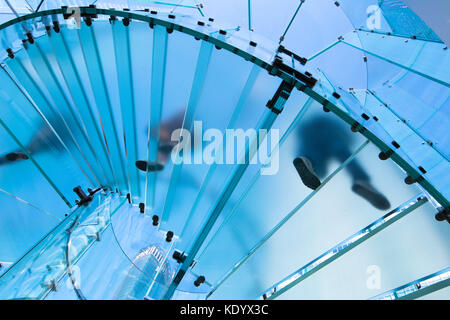 Modernes Glas Treppe Silhouette der wandern Menschen in Shanghai, China Stockfoto