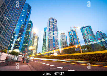 Die Lichtspuren auf dem Hintergrund der modernen Gebäude in shanghai China. Stockfoto