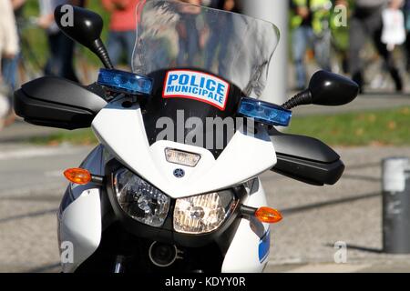 Darstellung der Polizei, Sicherheitskräften, der städtischen Polizei und einem Motorrad. Grenoble, Isère, Rhône-Alpes Auvergne. Grenoble, Frankreich Stockfoto